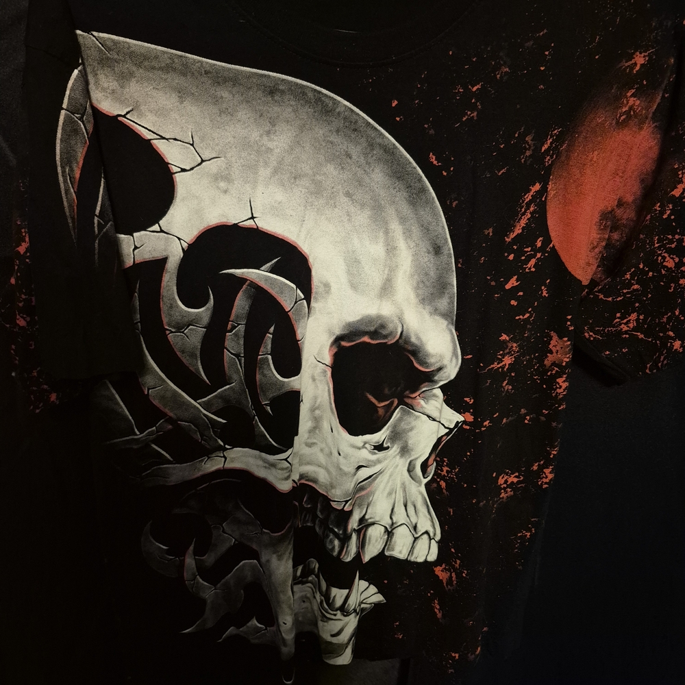 Men's Black and Red Skull Graphic Tee